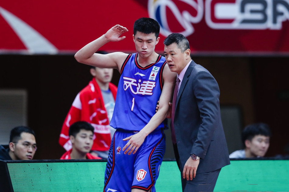 里程碑夜！布鲁克林篮网强势反弹，CBA季后赛关键时刻刷纪录，媒体盛赞，临场指挥获称赞