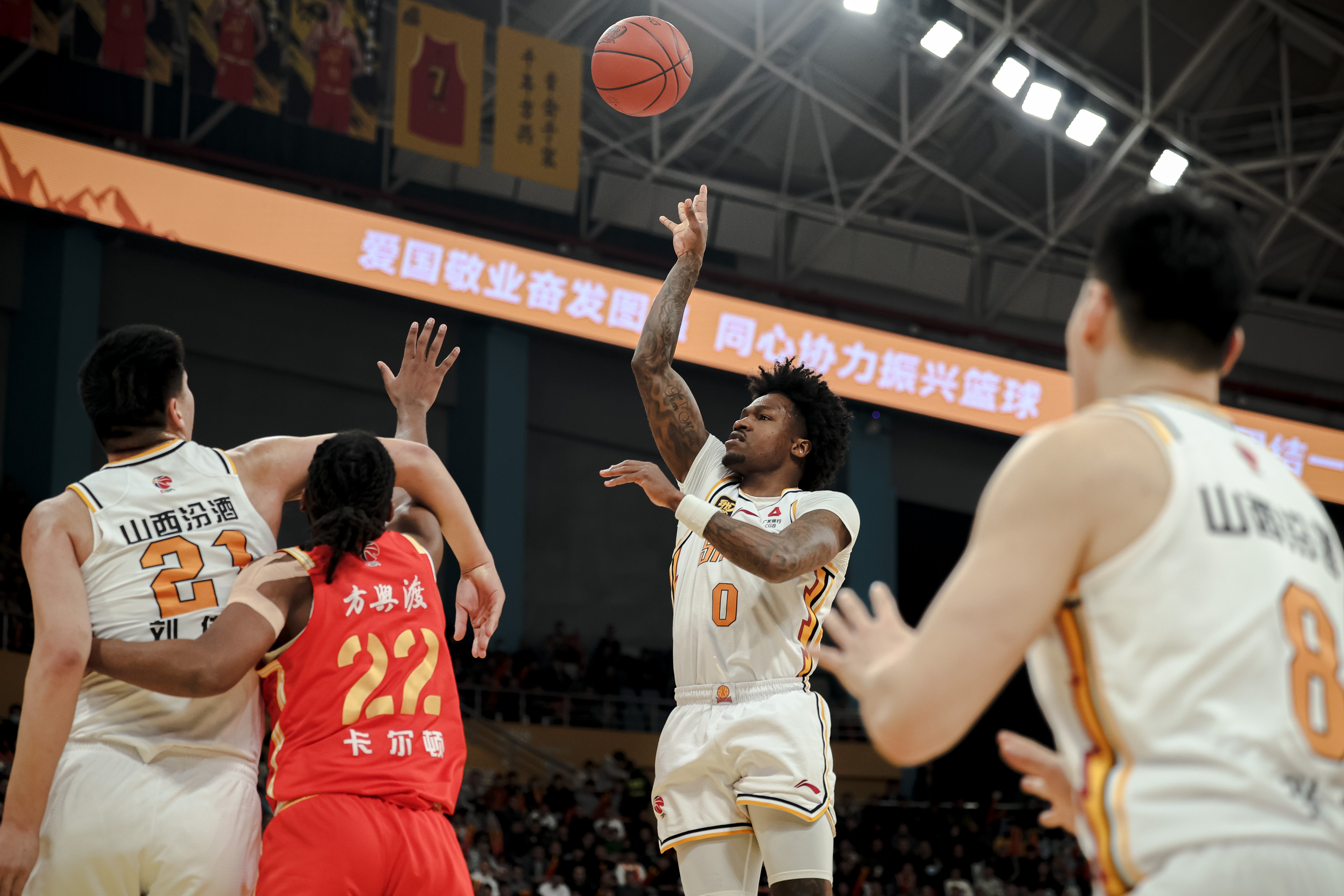 上海久事迎NBA季后赛关键赛；清晨状态回暖；球迷炸锅；细节决定成败
